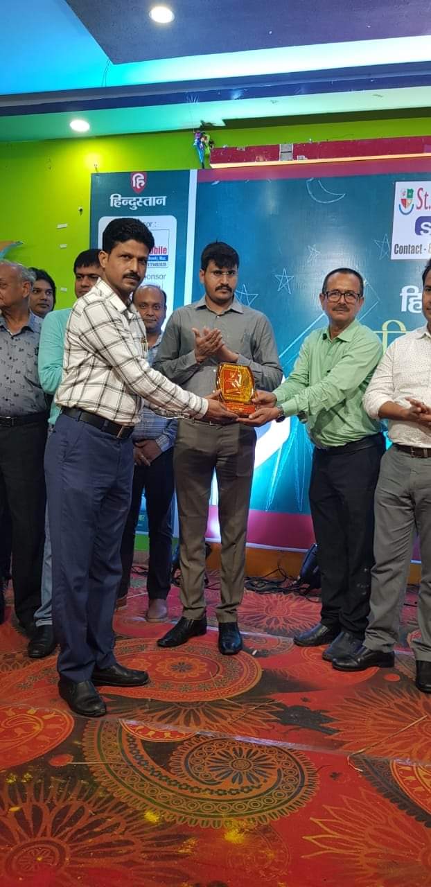 Principal Dr. Arvind Kumar being honored by District Magistrate Shri Munesh Kumar Meena for participation in the Pratibha Samman Samaroh 2023 organized by the daily newspaper Hindustan.